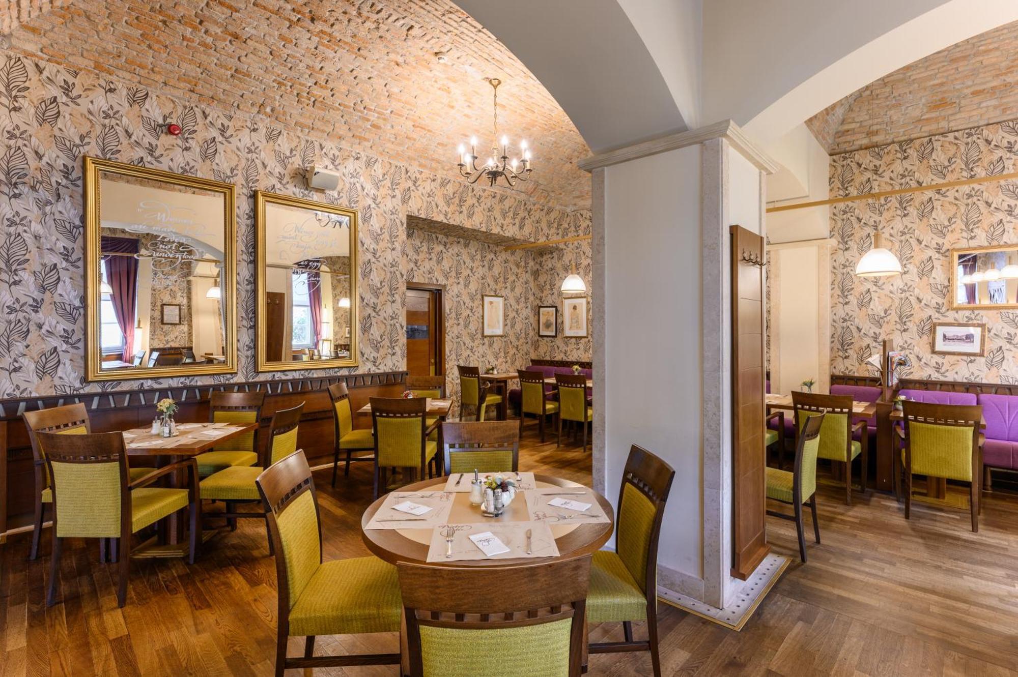 Mercure Szekesfehervar Magyar Kiraly ภายนอก รูปภาพ