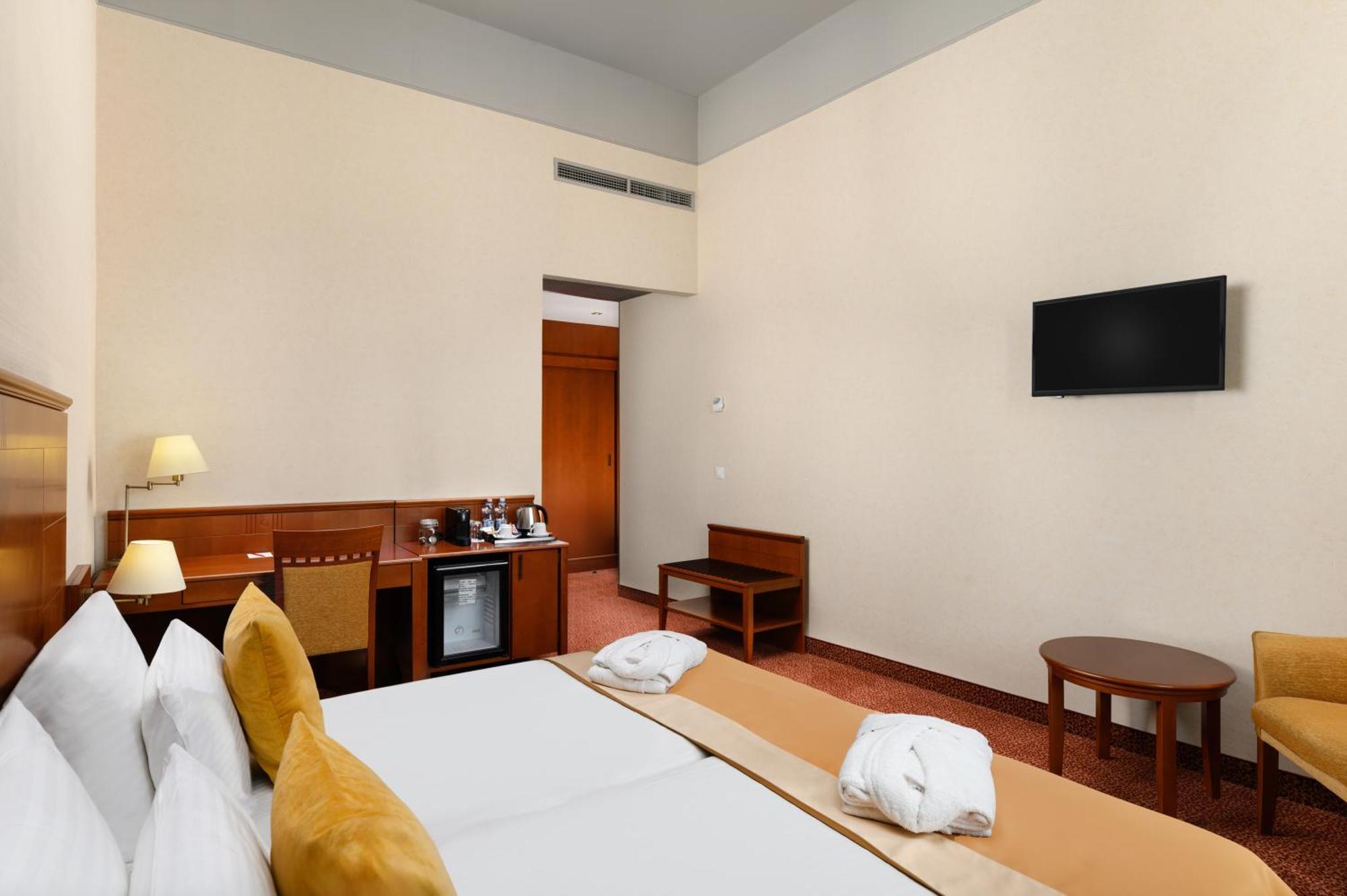 Mercure Szekesfehervar Magyar Kiraly ภายนอก รูปภาพ