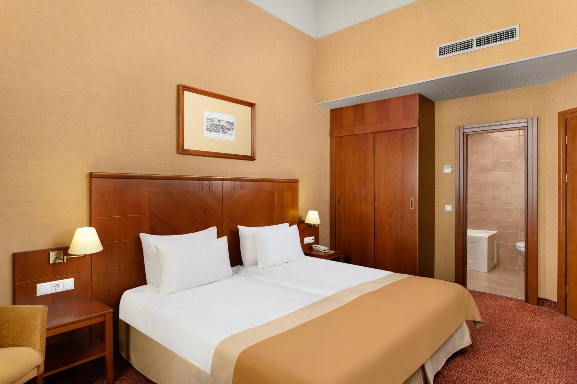 Mercure Szekesfehervar Magyar Kiraly ภายนอก รูปภาพ