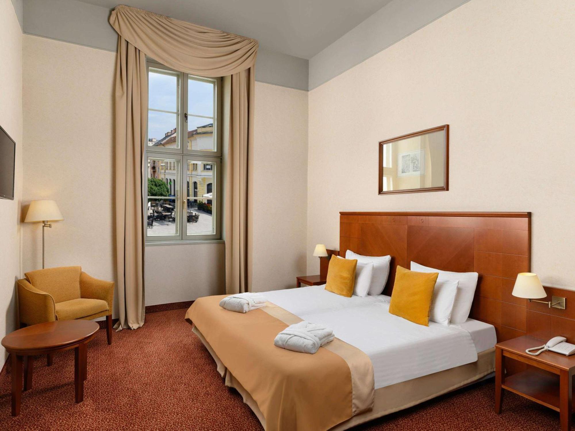 Mercure Szekesfehervar Magyar Kiraly ภายนอก รูปภาพ