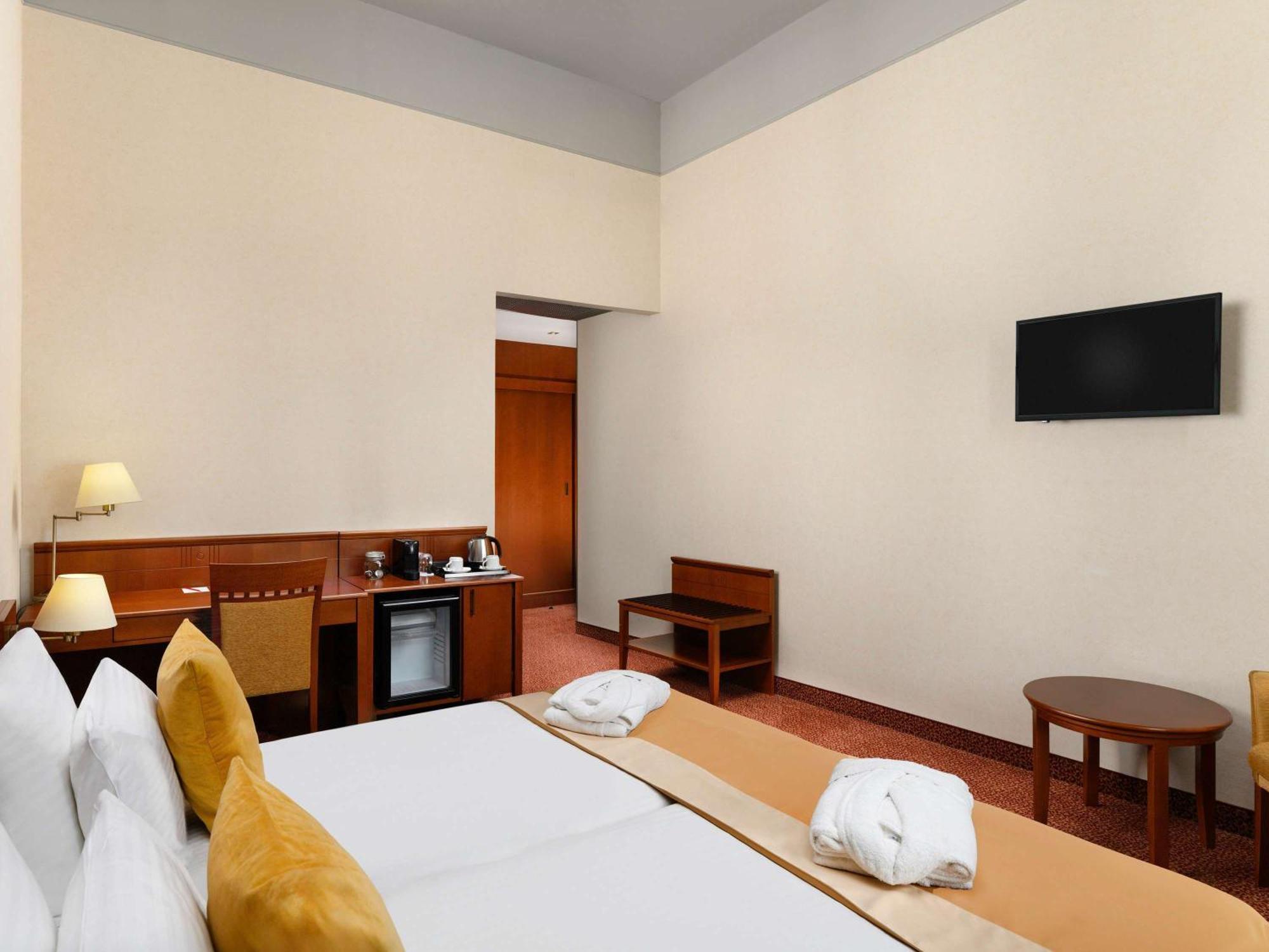 Mercure Szekesfehervar Magyar Kiraly ภายนอก รูปภาพ