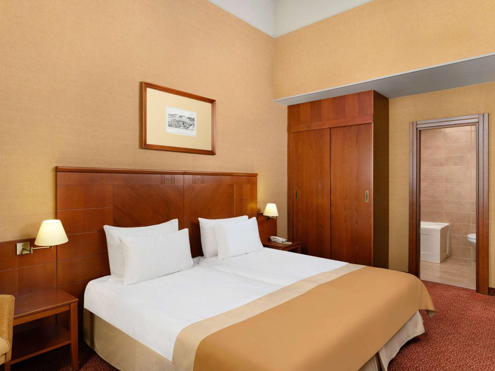 Mercure Szekesfehervar Magyar Kiraly ภายนอก รูปภาพ