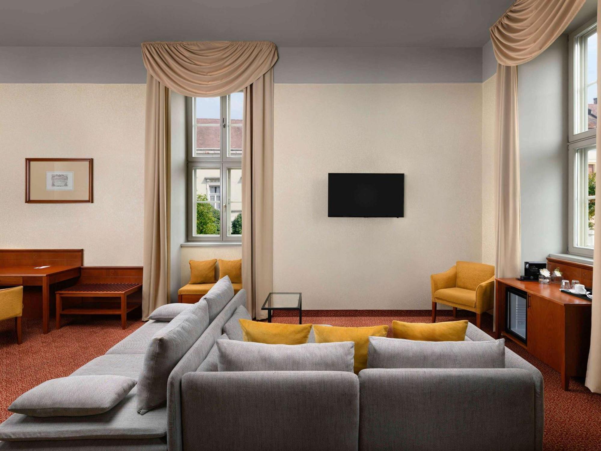 Mercure Szekesfehervar Magyar Kiraly ภายนอก รูปภาพ