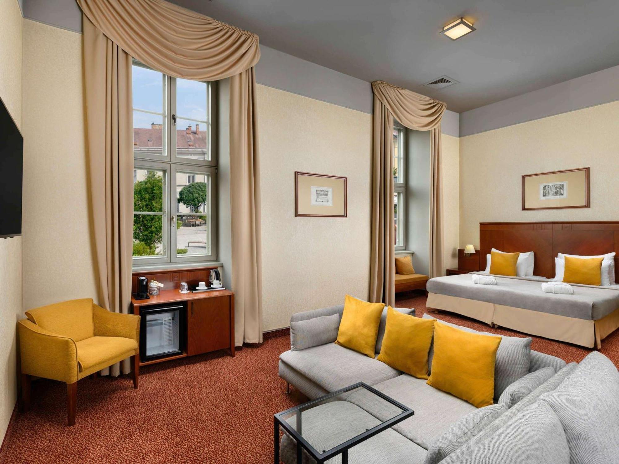 Mercure Szekesfehervar Magyar Kiraly ภายนอก รูปภาพ
