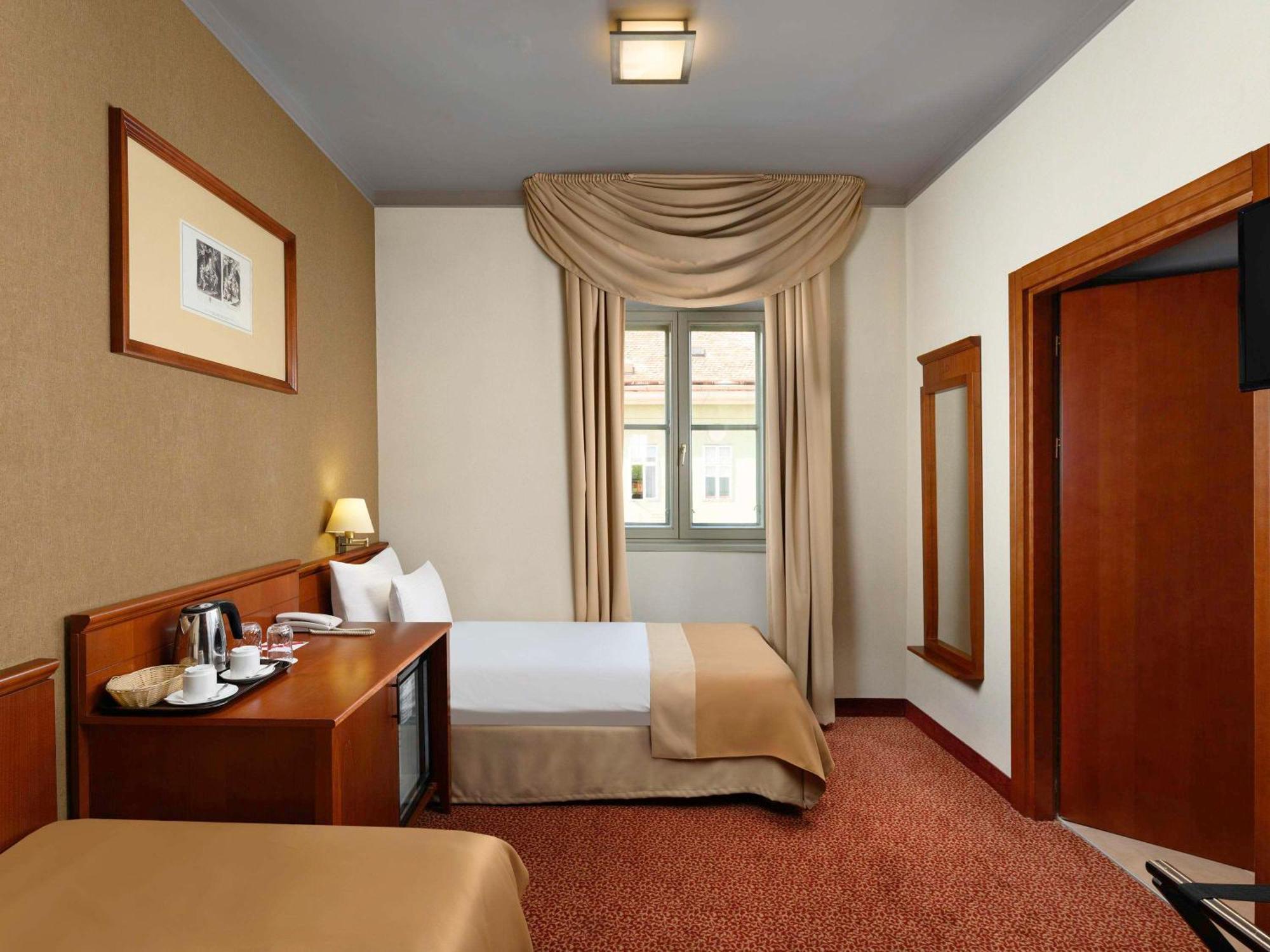 Mercure Szekesfehervar Magyar Kiraly ภายนอก รูปภาพ
