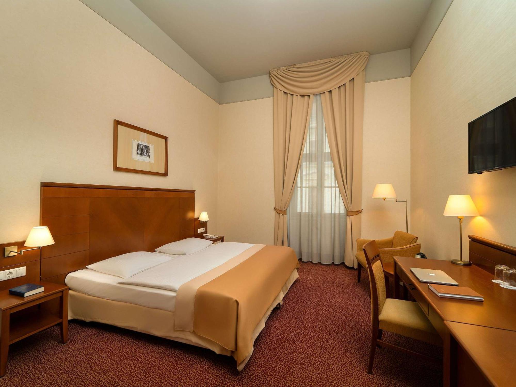 Mercure Szekesfehervar Magyar Kiraly ภายนอก รูปภาพ