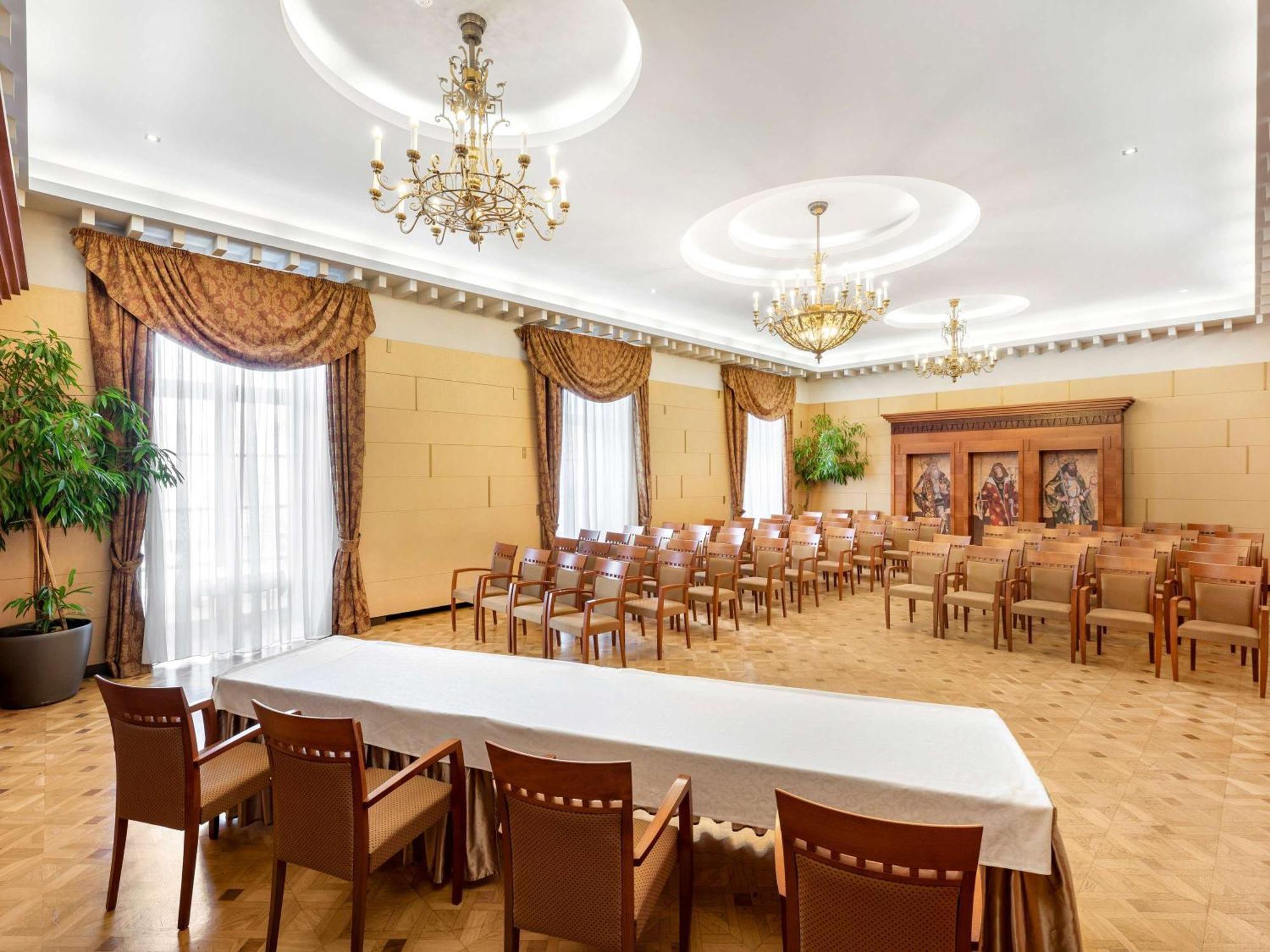 Mercure Szekesfehervar Magyar Kiraly ภายนอก รูปภาพ